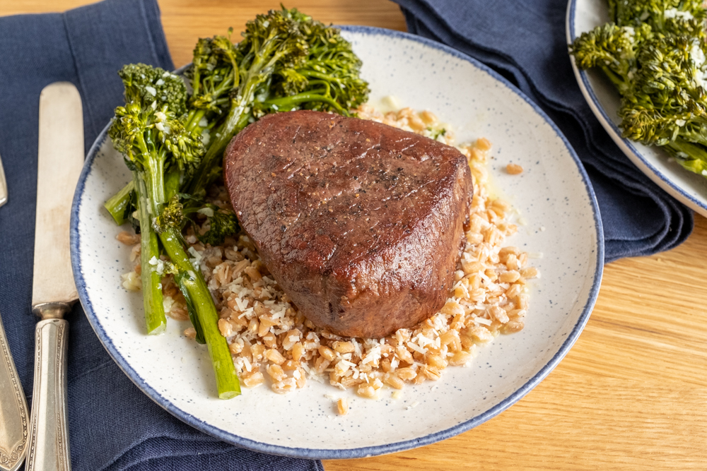 Seared Filet Mignon with Farro and Garlicky Broccoli Rabe – Recette ...