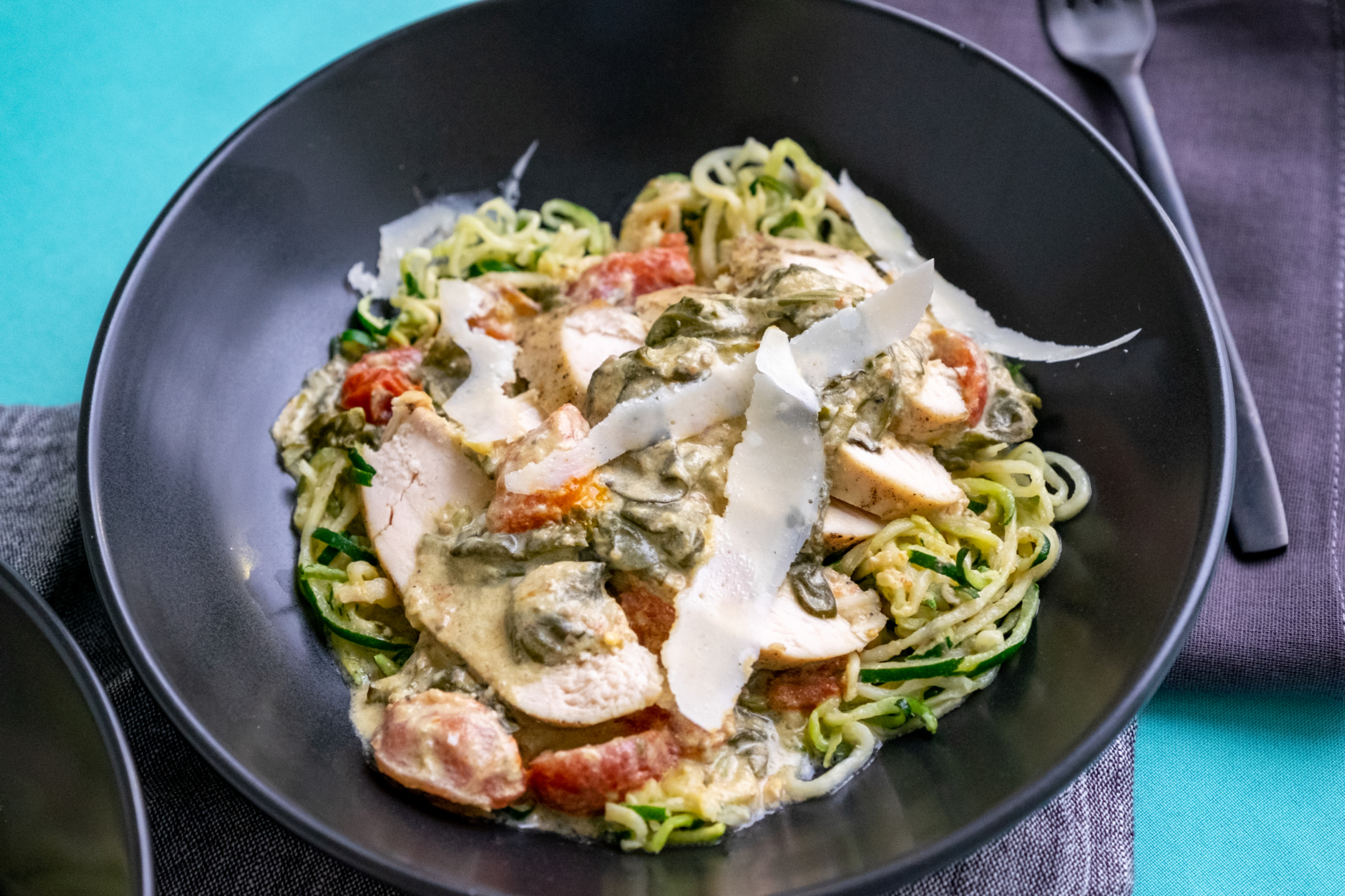 Creamy SpinachTomato Chicken with Zoodles Recette Magazine