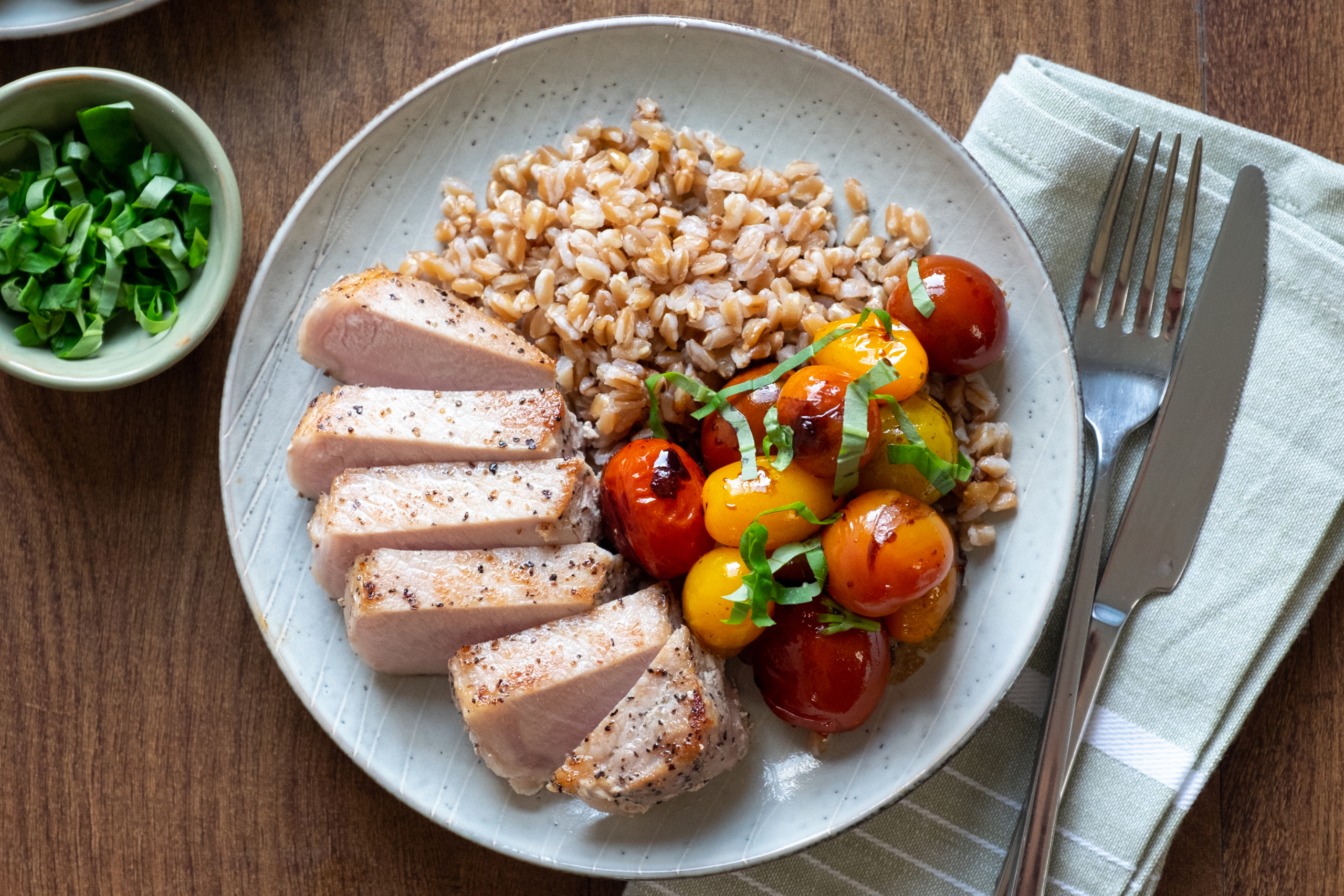 Pork Chops With Blistered Balsamic Cherry Tomatoes – Recette Magazine