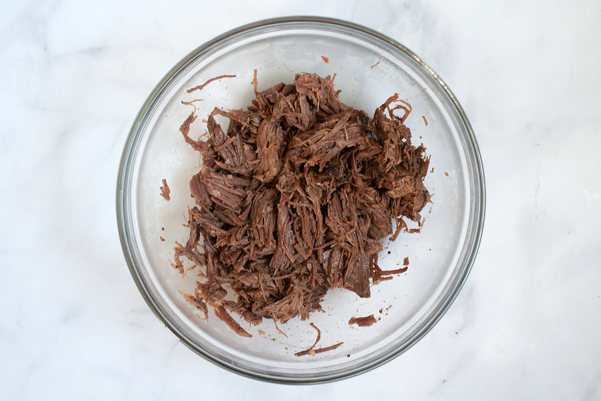 Short Rib Sandwiches with Cheddar and Braised Onions – Recette Magazine