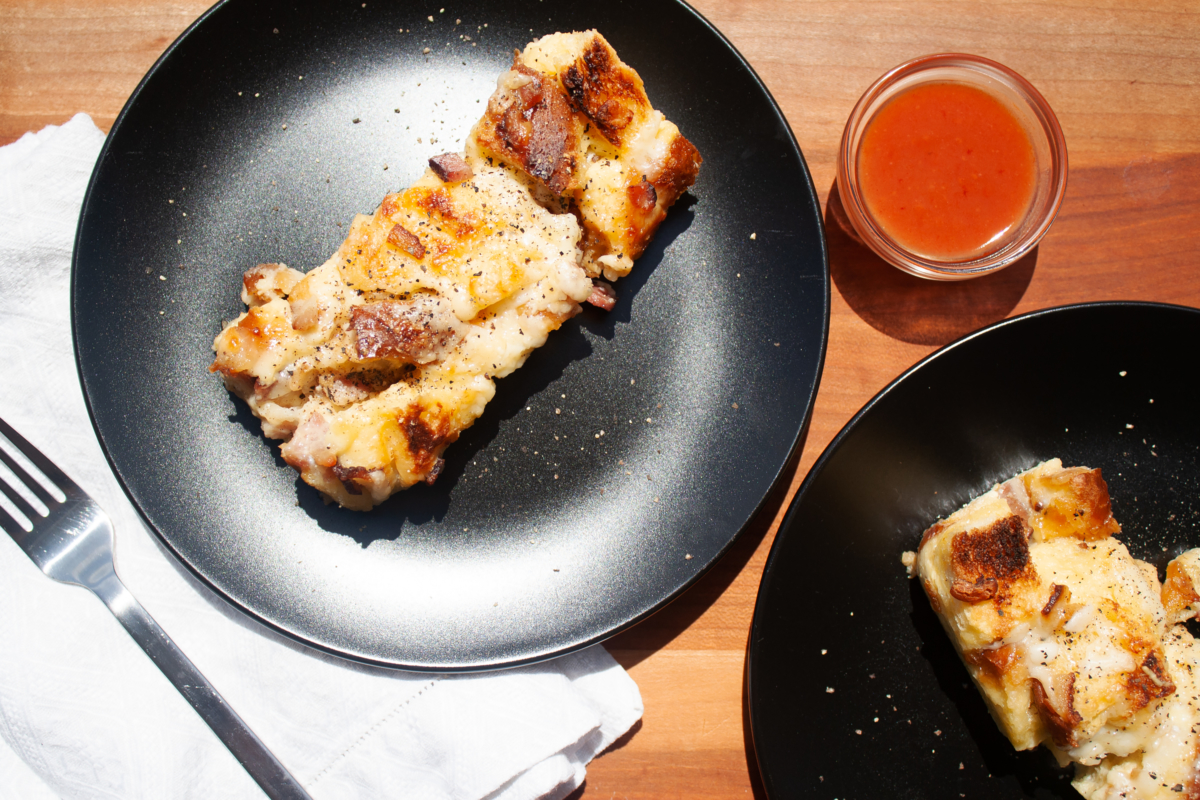 Cheesy Egg and Bacon Breakfast Bake – Recette Magazine