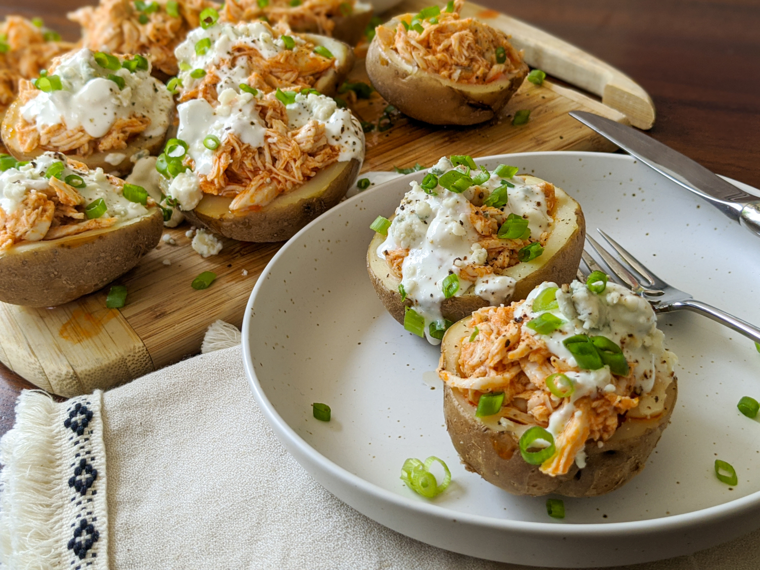 Buffalo Sauce and Blue Cheese Potato Skins Recette Magazine