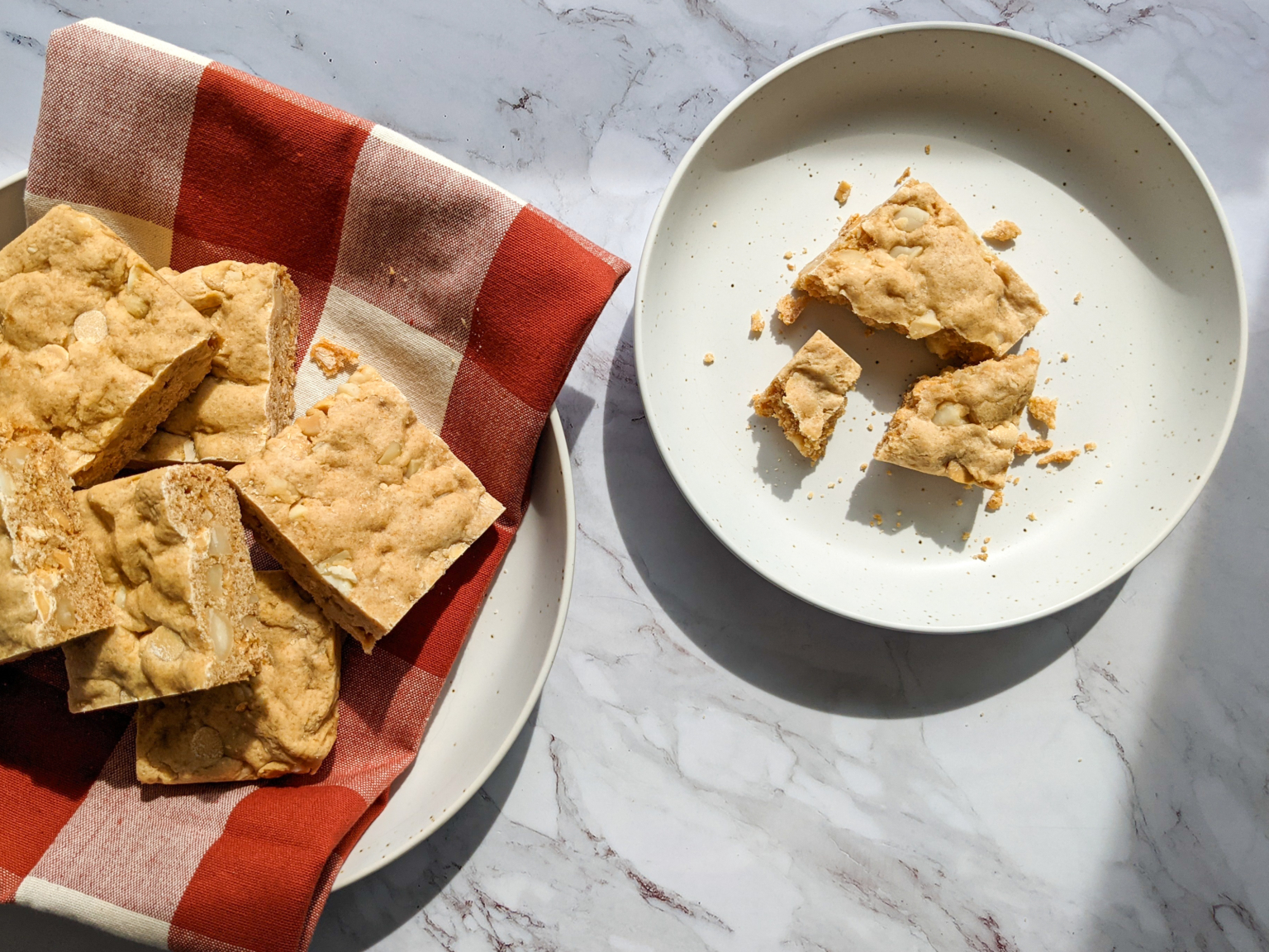 White Chocolate and Macadamia Nut Cookie Bars Recette Magazine