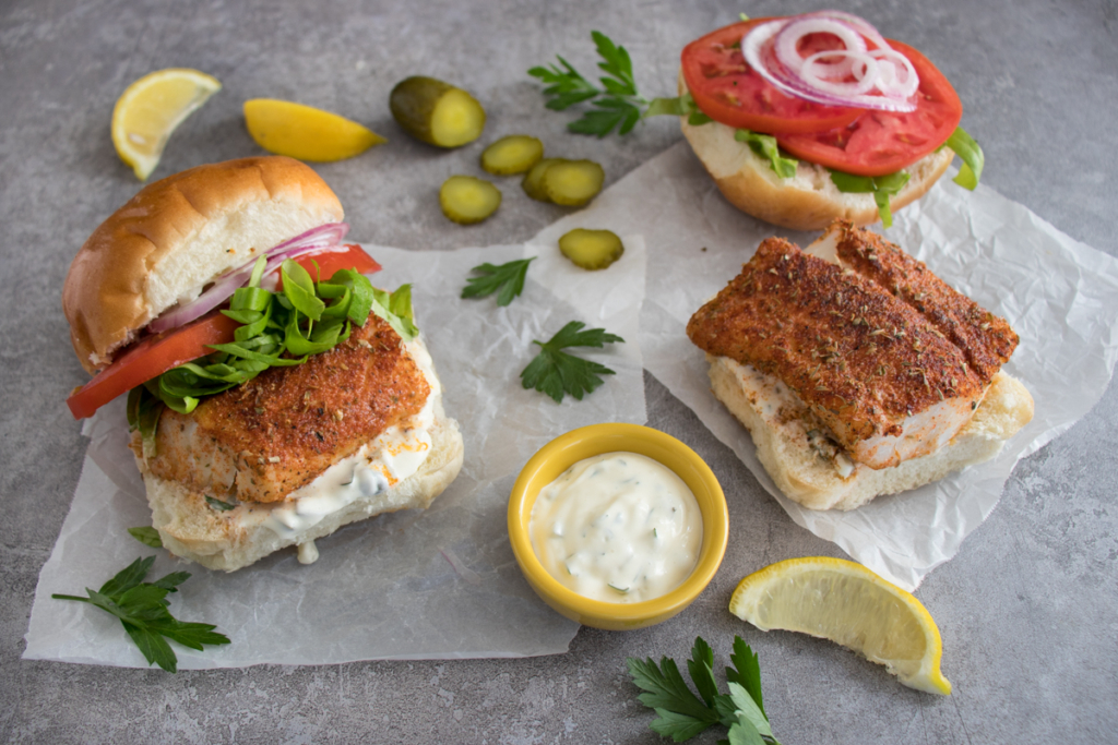 Blackened Fish Sandwiches with Dill Pickle Tartar Sauce Recette Magazine