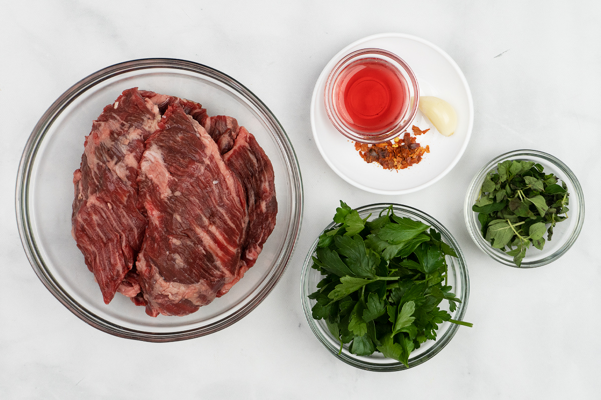 Easy Broiled Skirt Steak with Chimichurri Recette Magazine