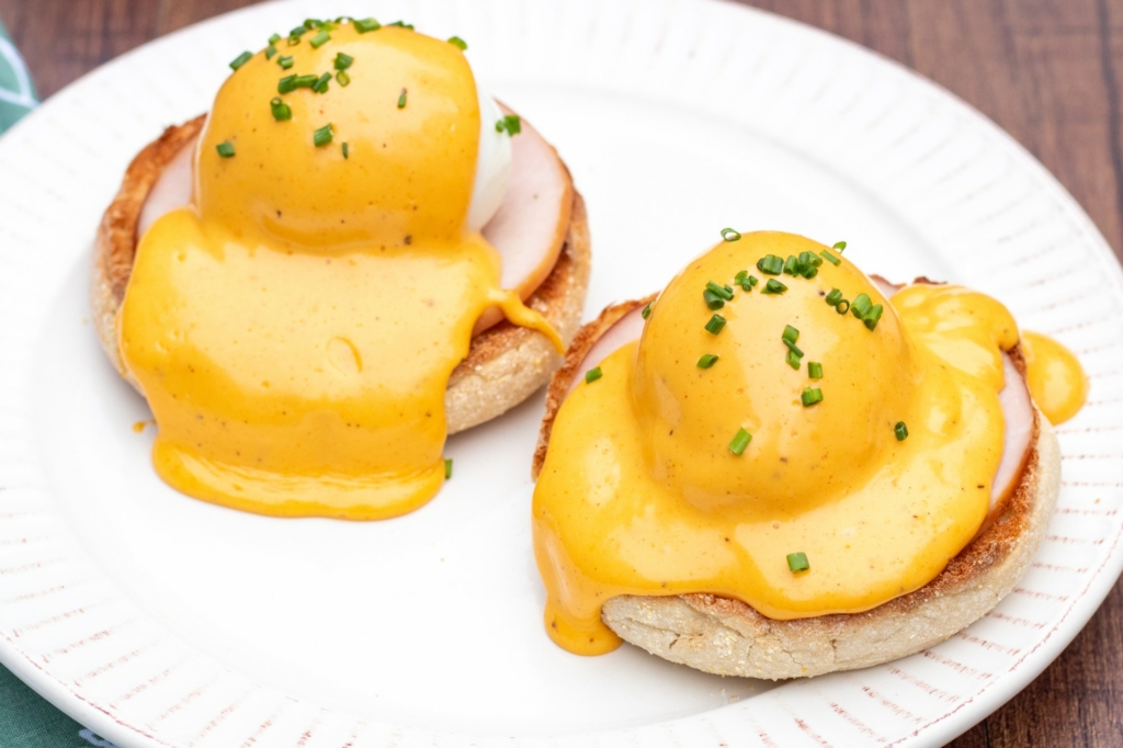 Eggs Benedict with English Muffins - Servings 1 — Brava