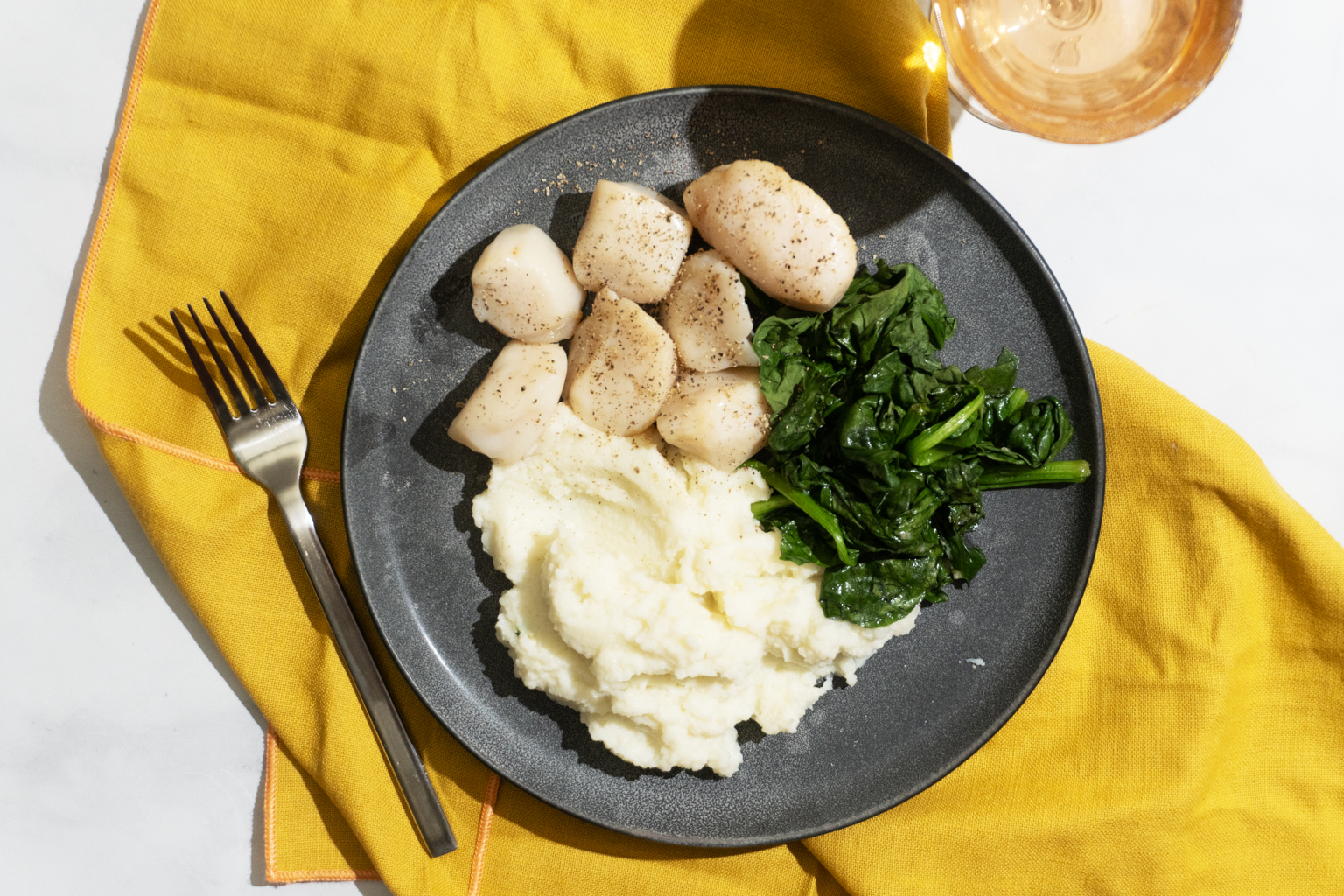 Scallops with Garlic Spinach and Cauliflower Puree – Recette Magazine