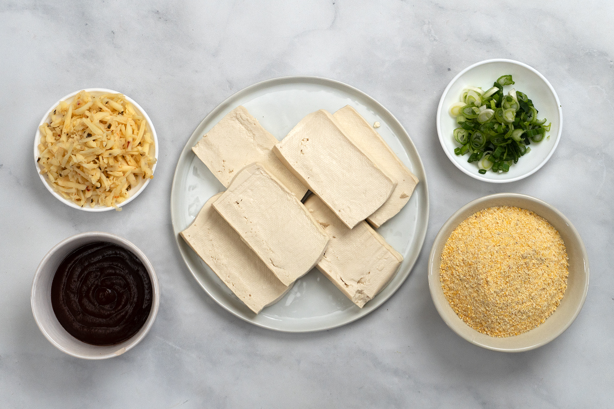 BBQ Tofu with Cheesy Pepper Jack Grits Recette Magazine