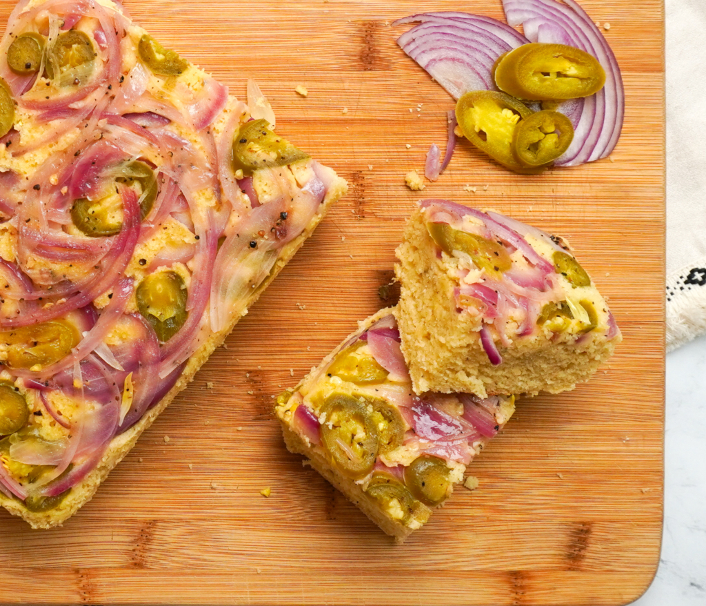 UpsideDown Jalapeño and Red Onion Cornbread Recette Magazine