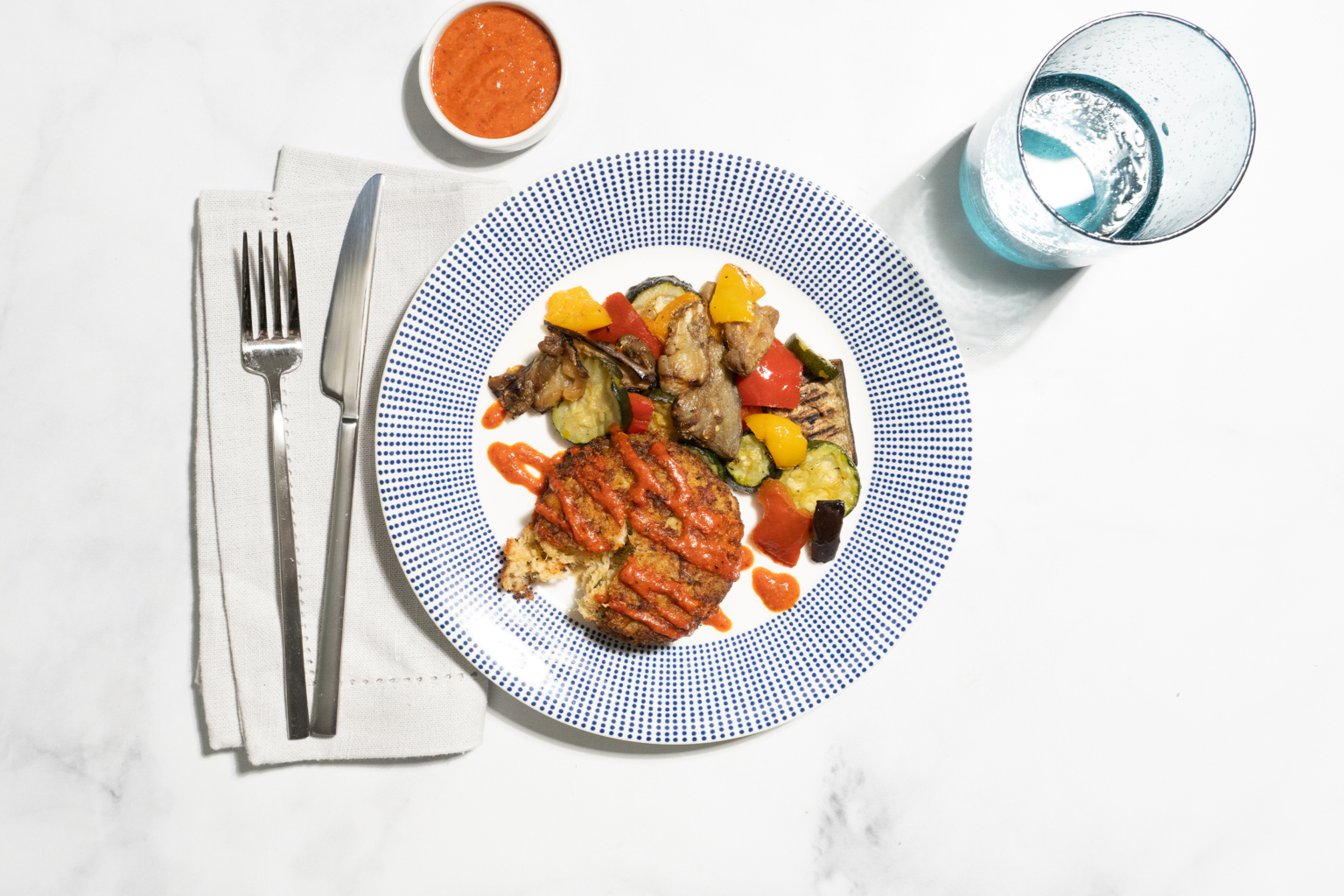 Meal Card Mediterranean Crab Cakes with Grilled Vegetables and Red Pepper Pesto Recette Magazine