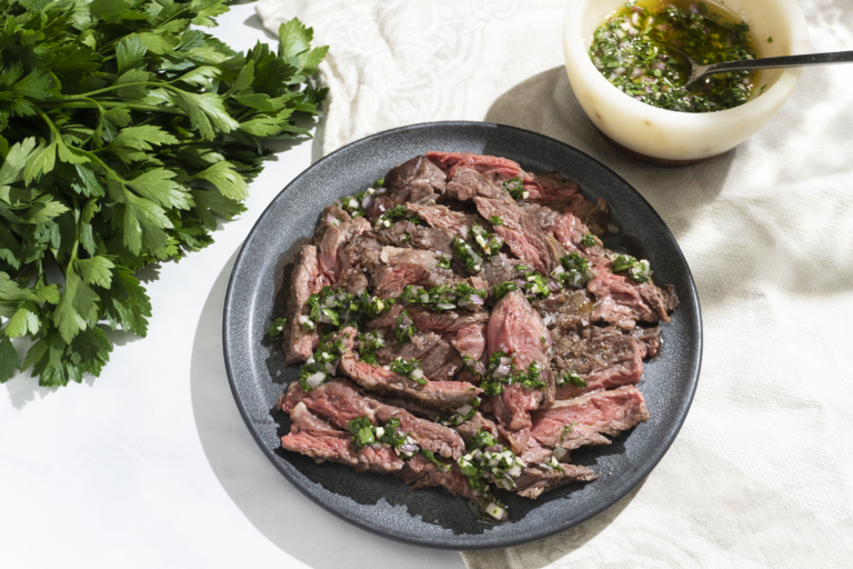 Skirt Steak with Garlic Herb Sauce Recette Magazine