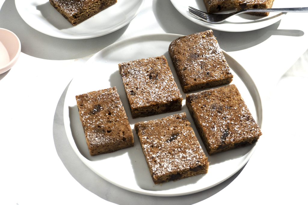 Moist date cake with Cashew-raisin and nutmeg. | ISLAND SMILE